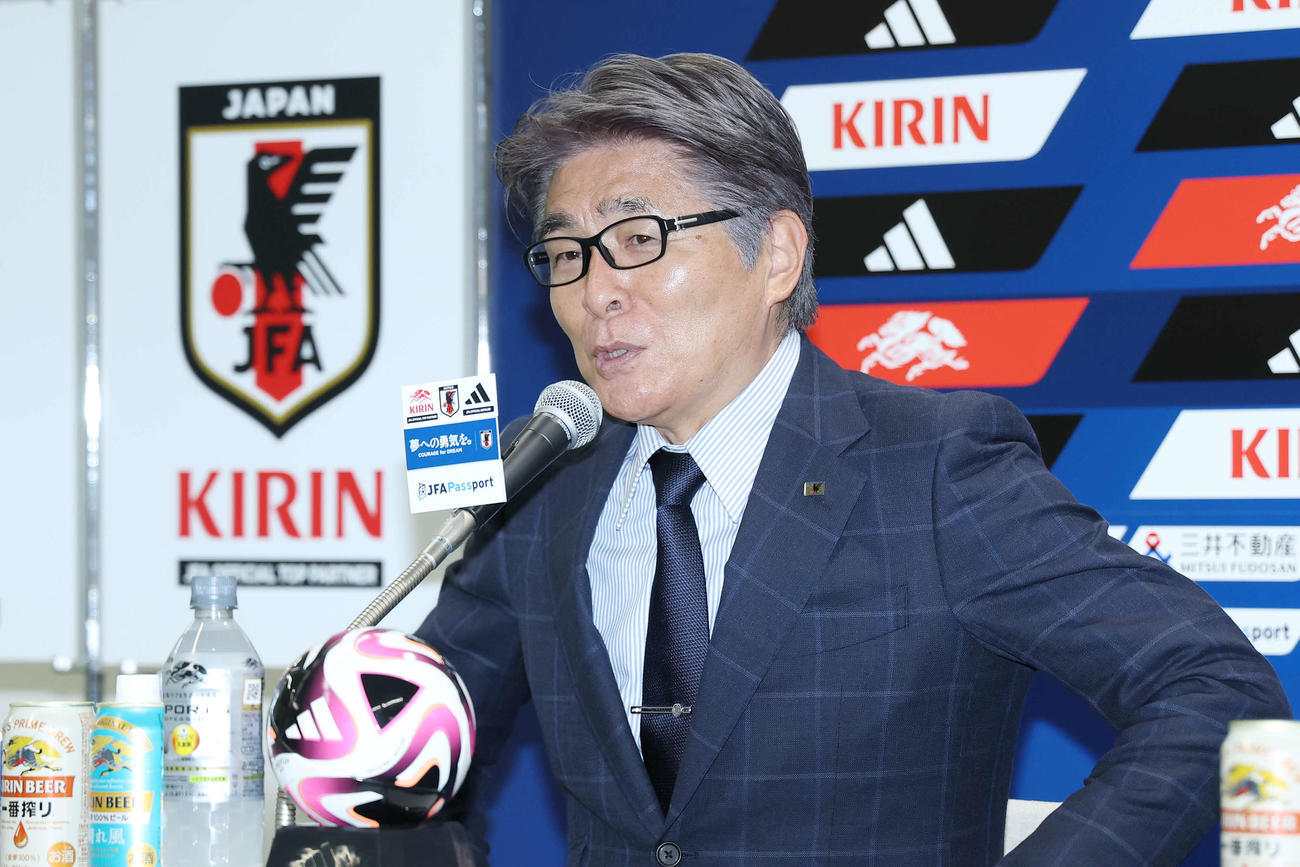 会見に臨むJFA山本ナショナルチームダイレクター（撮影・河田真司）