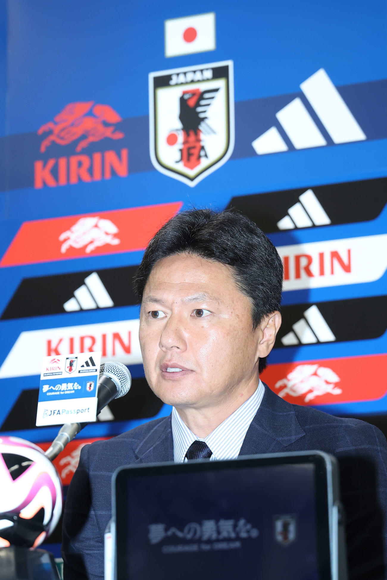 会見に臨むU－23日本代表大岩監督（撮影・河田真司）