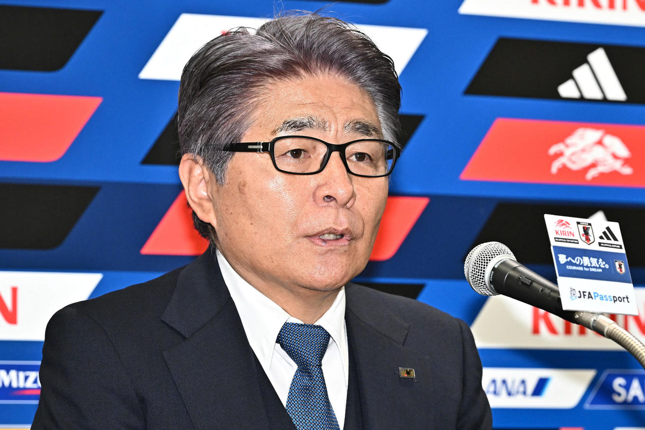 会見する山本ナショナルチームダイレクター（撮影・滝沢徹郎）