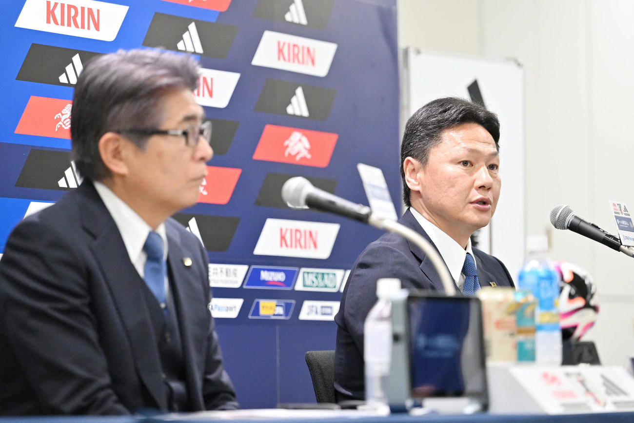 会見する大岩U－23日本代表監督。手前は山本ナショナルチームダイレクター（撮影・滝沢徹郎）