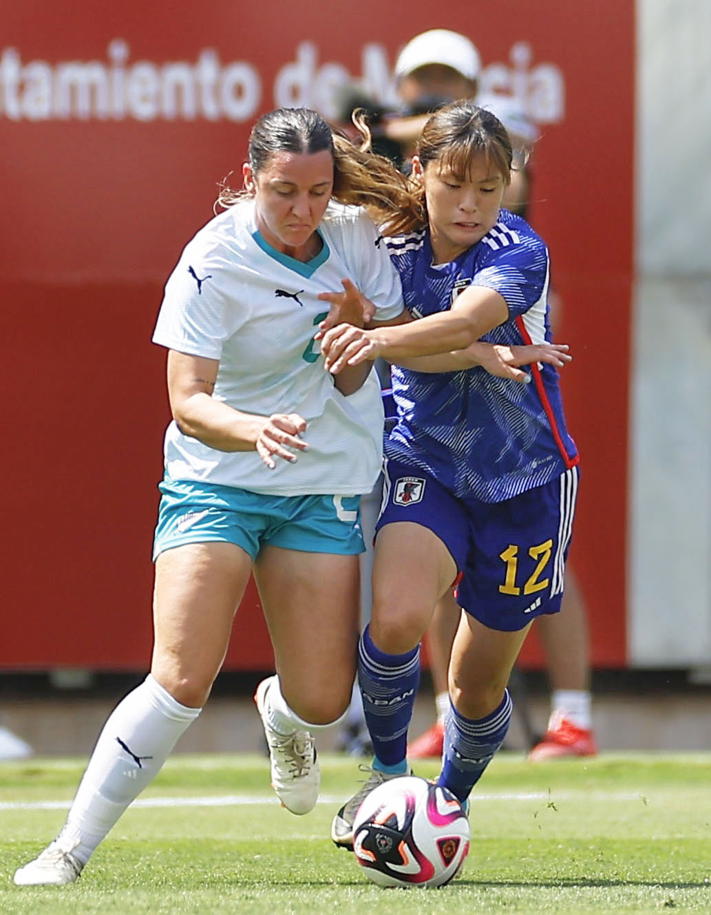 日本－ニュージーランド　前半、競り合う石川（右）（共同）