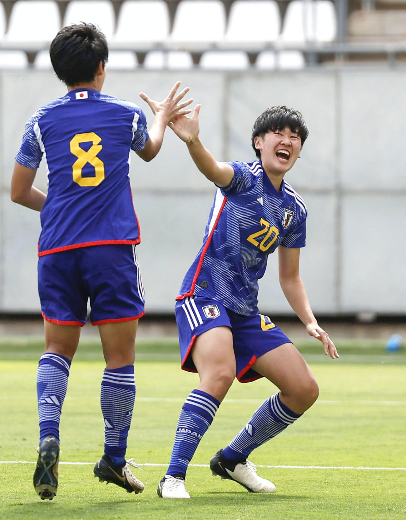 日本－ニュージーランド　後半、チーム2点目のゴールを決め、笑顔でタッチを交わす古賀（右）（共同）