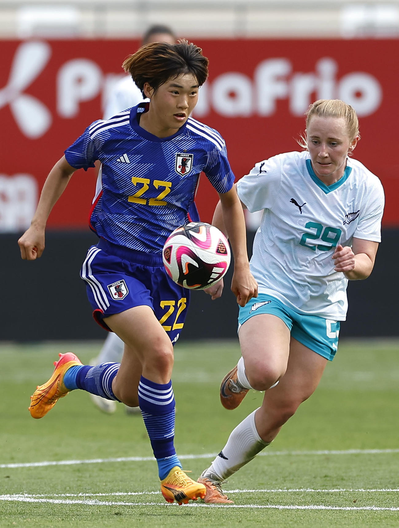 日本－ニュージーランド　後半、競り合う浜野（左）（共同）