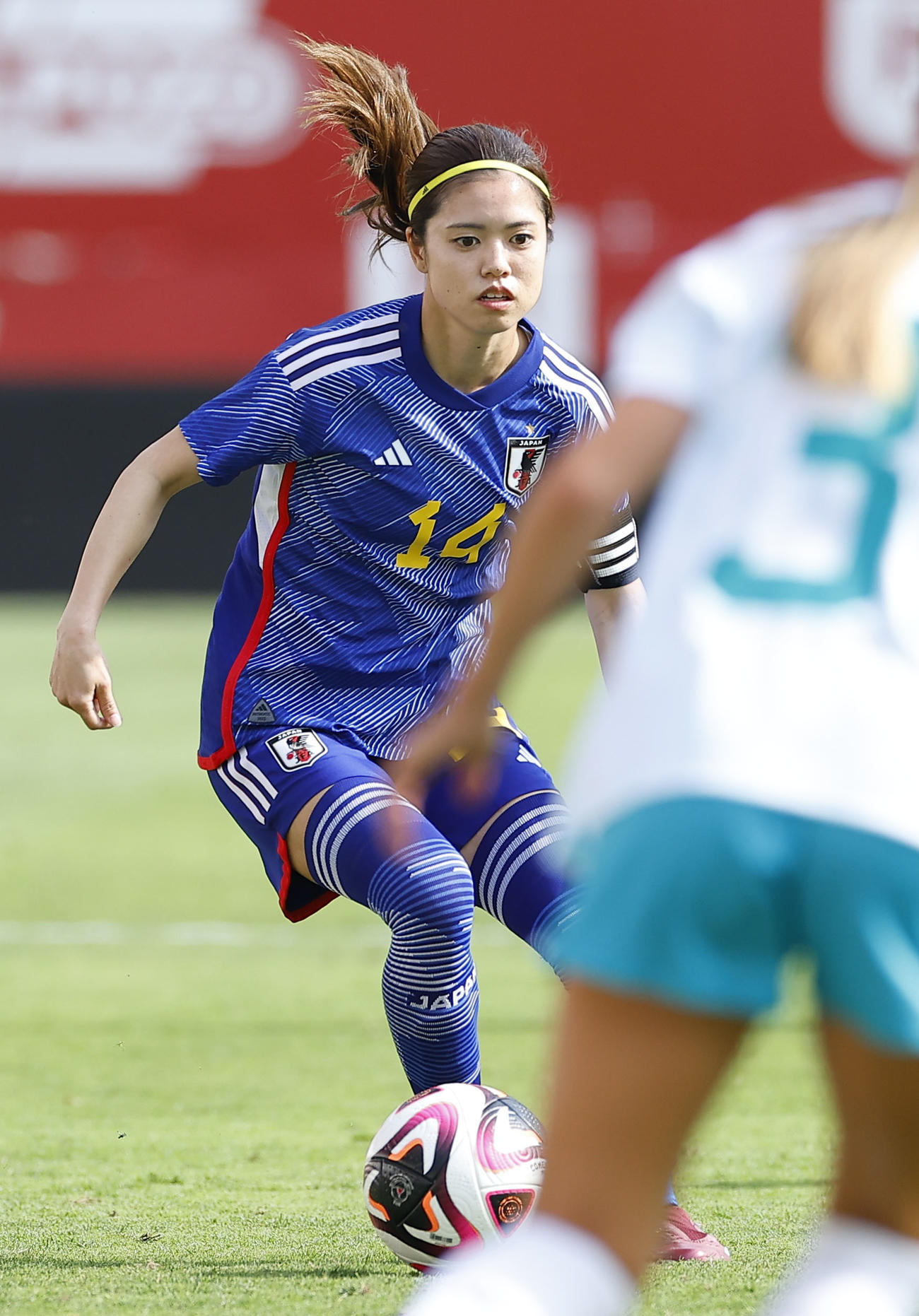 日本－ニュージーランド　後半、攻め込む長谷川（共同）