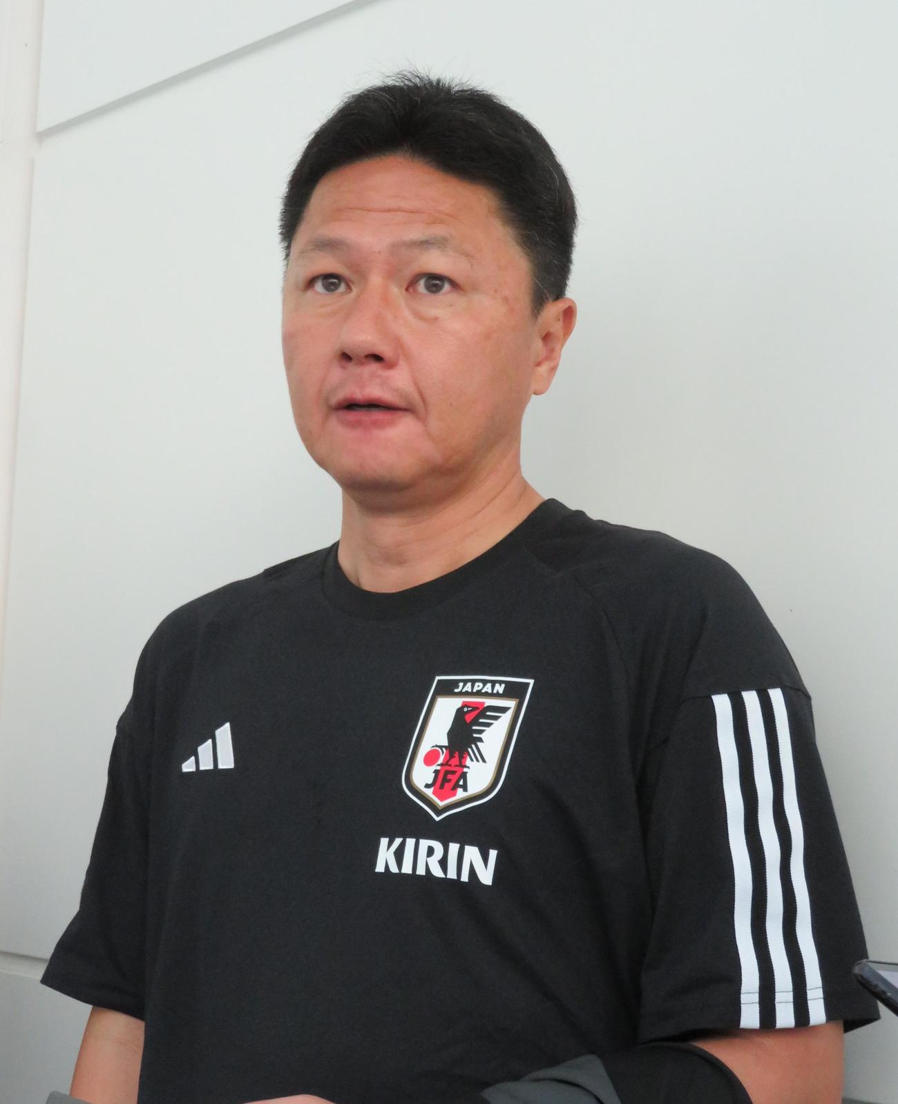 米国遠征前に空港取材に応じるU－23日本代表大岩剛監督（撮影・佐藤成）