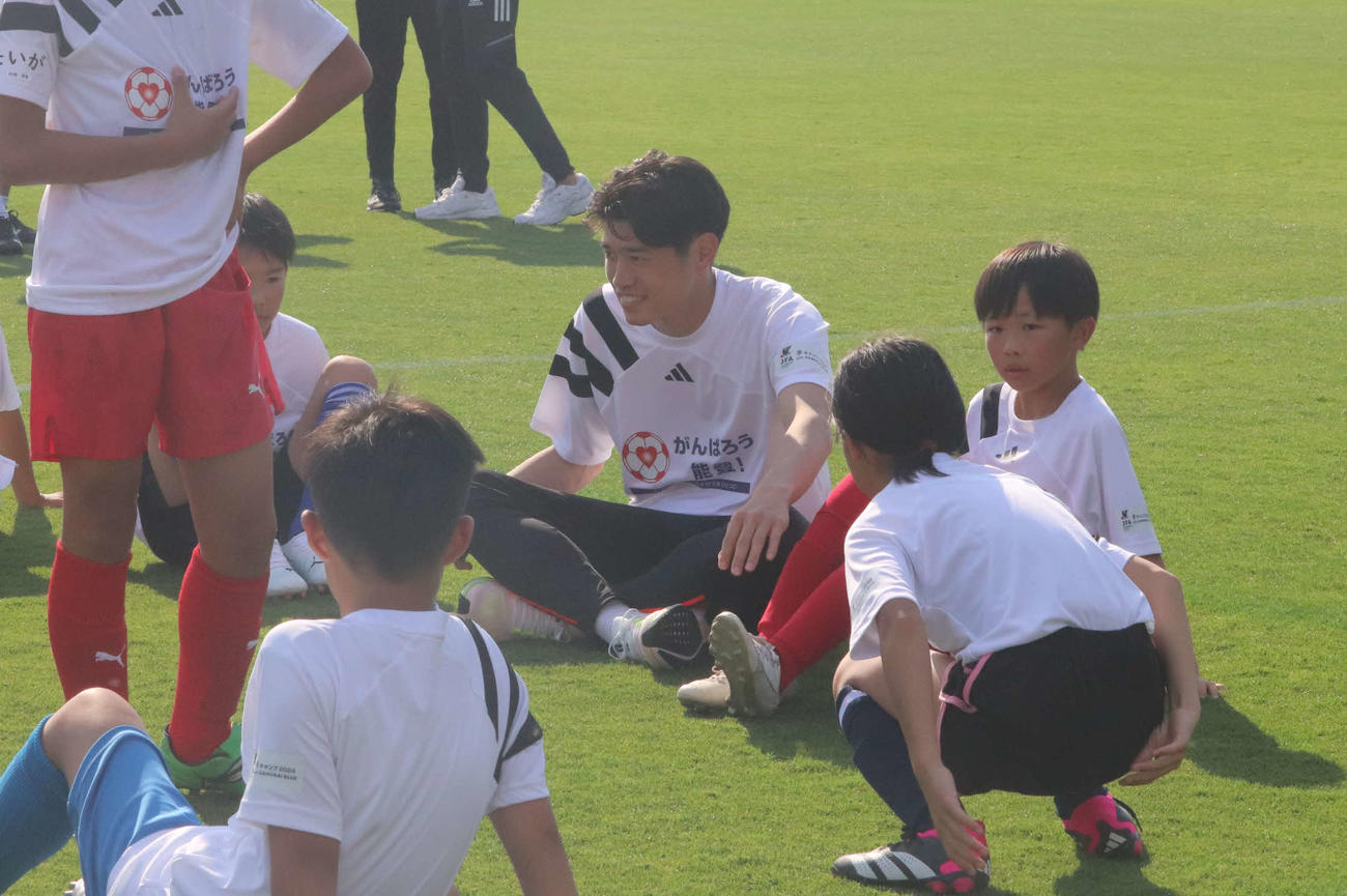 能登半島地震の被災地の小学生と夢フィールドで触れ合った日本代表FW鈴木唯人（右から2人目）
