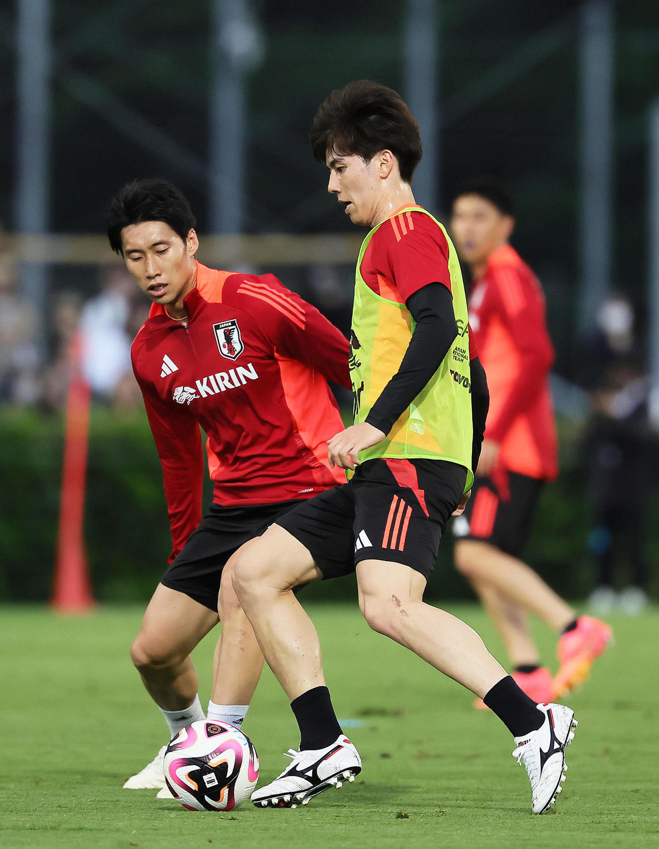練習で競り合う鎌田（左）と田中（撮影・足立雅史）