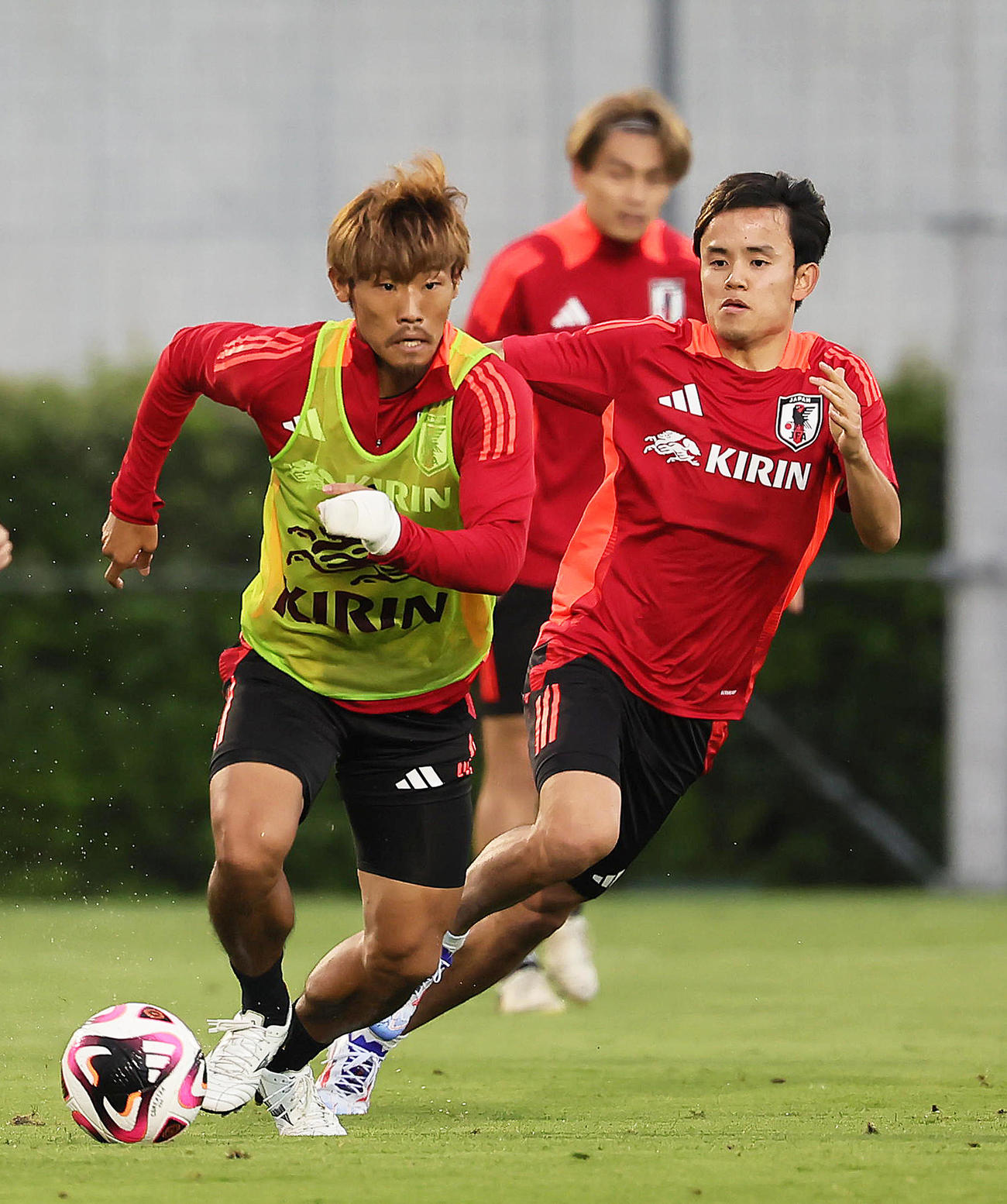 練習で競り合う守田（左）と久保（撮影・足立雅史）