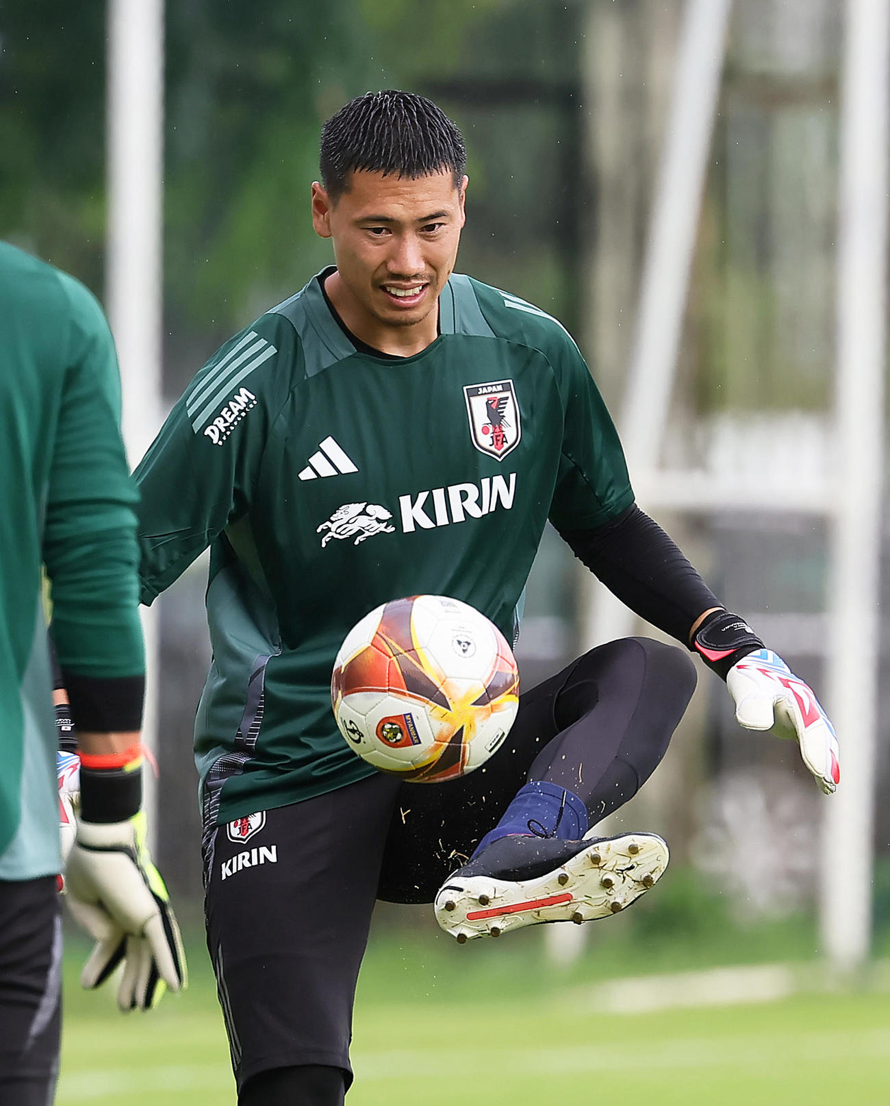 笑顔でボールを蹴るGK前川（撮影・足立雅史）