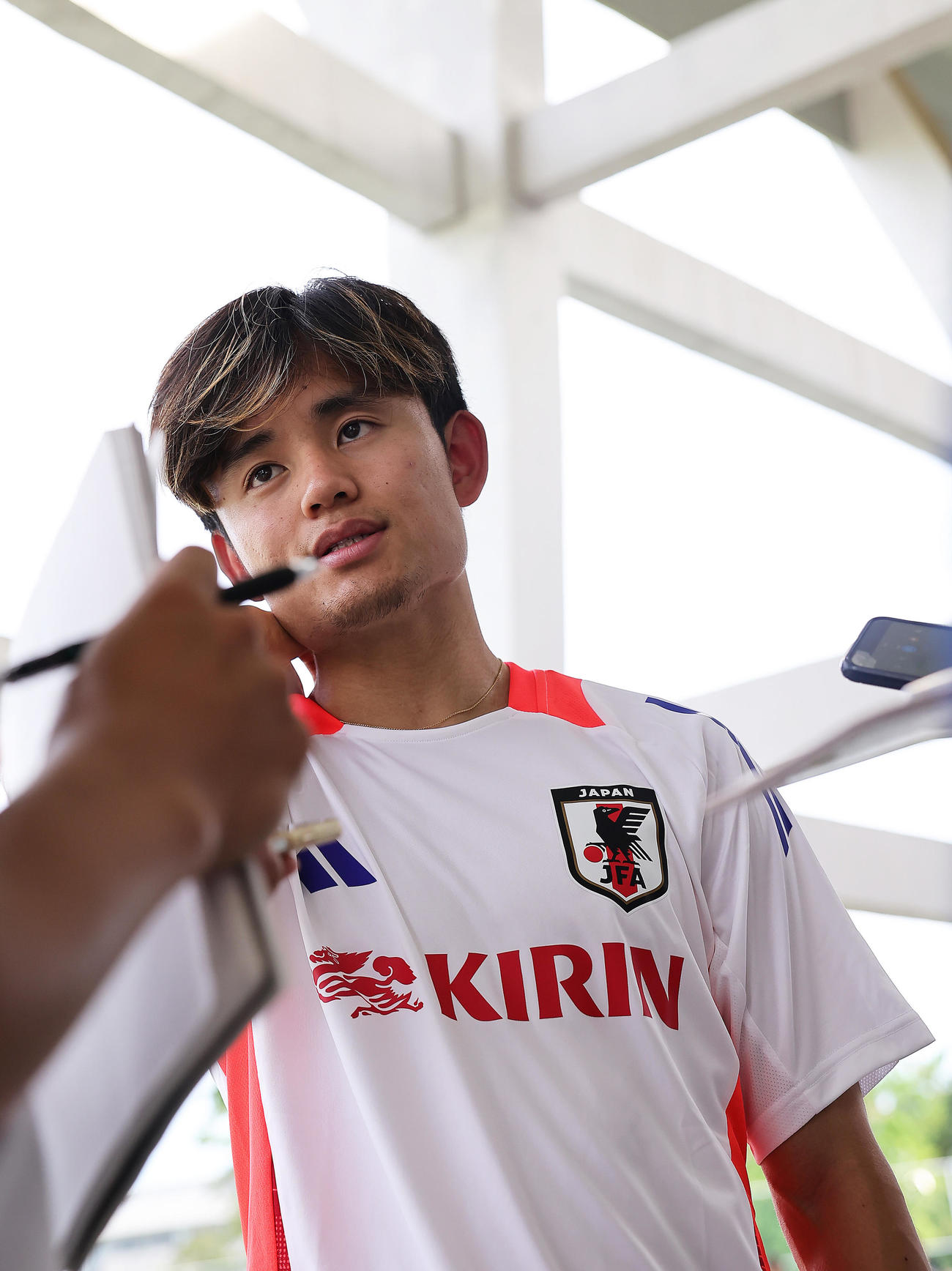 練習後、取材に応じる久保（撮影・足立雅史）