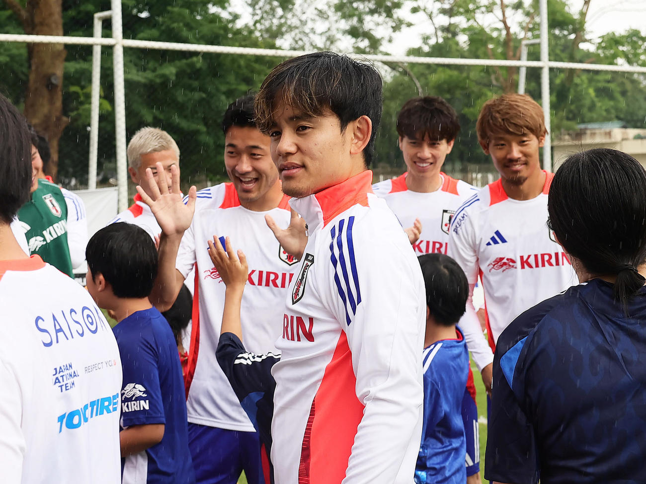 現地の日本人ファンらとタッチを交わす久保（中央）ら（撮影・足立雅史）