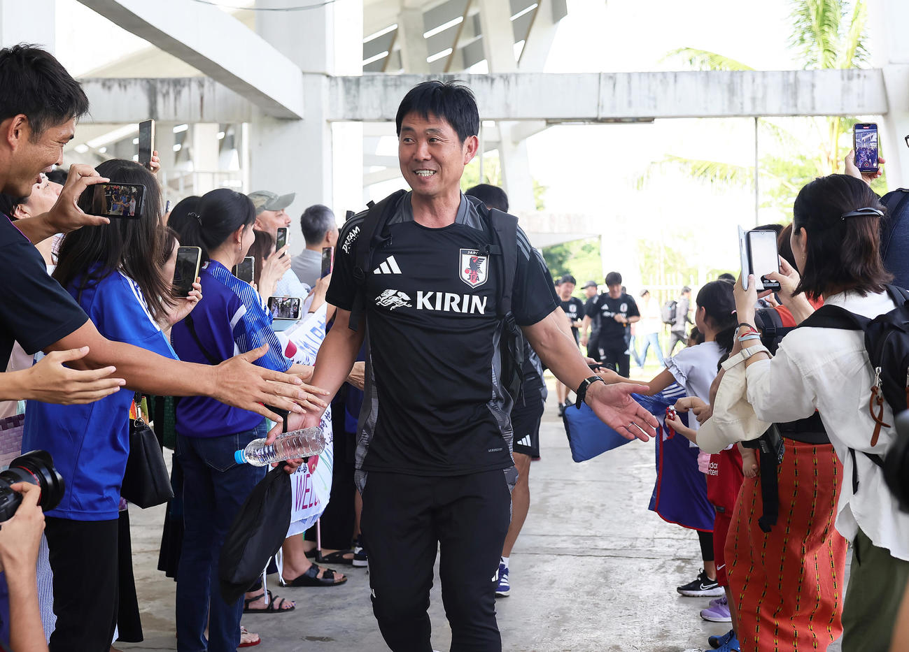 ミャンマーに到着し、現地在住日本人らとタッチを交わし練習場入りする森保監督（撮影・足立雅史）