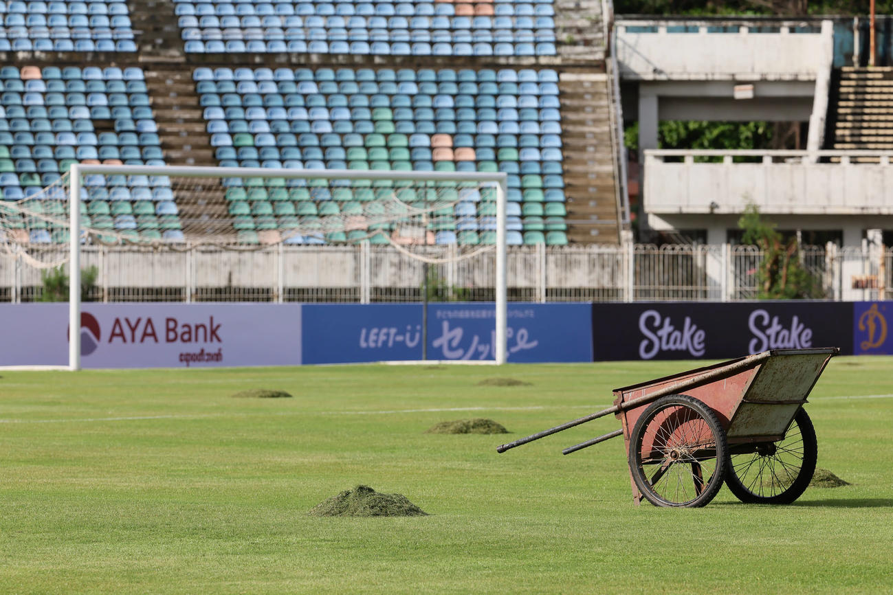 刈られた芝が置かれたミャンマー戦が行われるヤンゴンのトゥワンナスタジアム（撮影・足立雅史）
