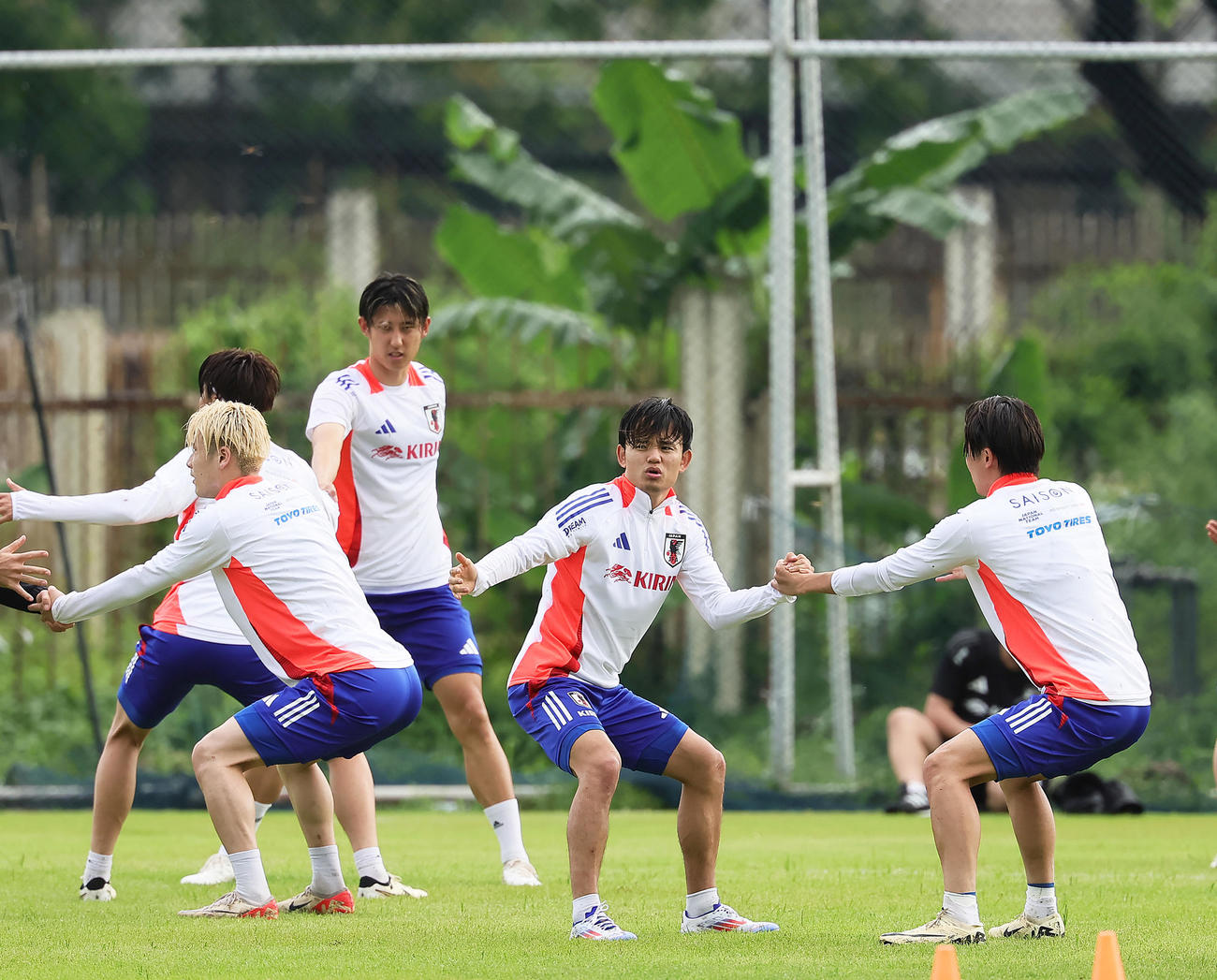 ミャンマーに到着し、調整する久保（右から2人目）ら（撮影・足立雅史）