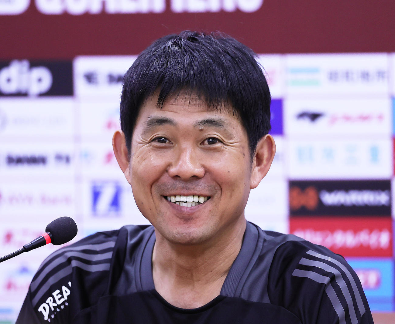 ミャンマー戦前日の公式会見で笑顔を見せる森保監督（撮影・足立雅史）