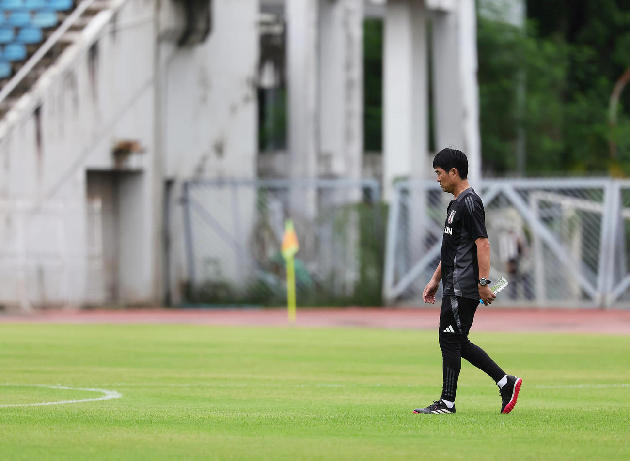 ピッチの状態を確認する森保監督（撮影・足立雅史）