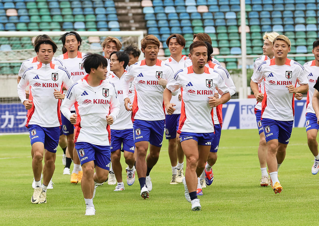 ミャンマー戦前日の練習に臨む長友（手前右）ら（撮影・足立雅史）