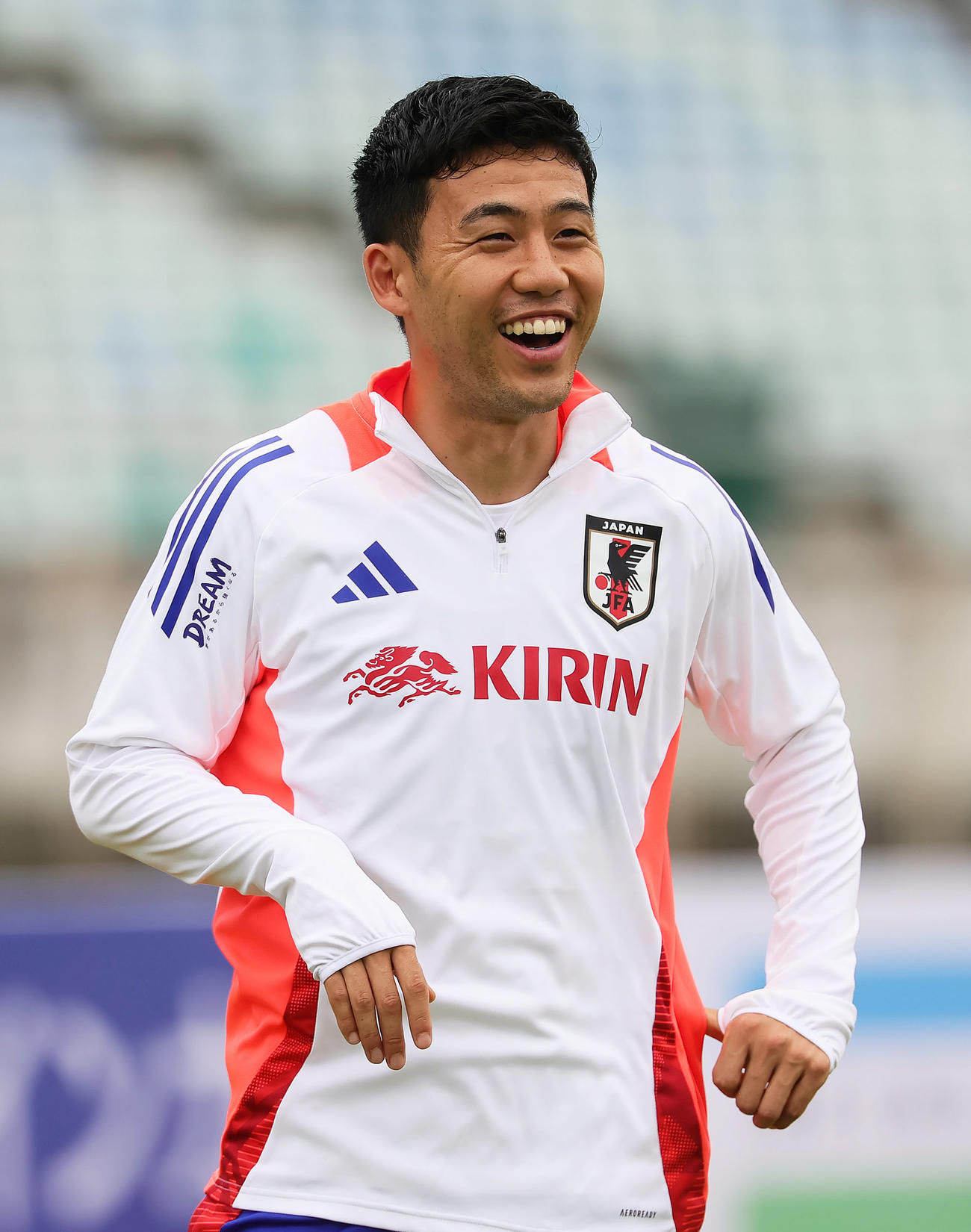 練習中、笑顔を見せる遠藤（撮影・足立雅史）