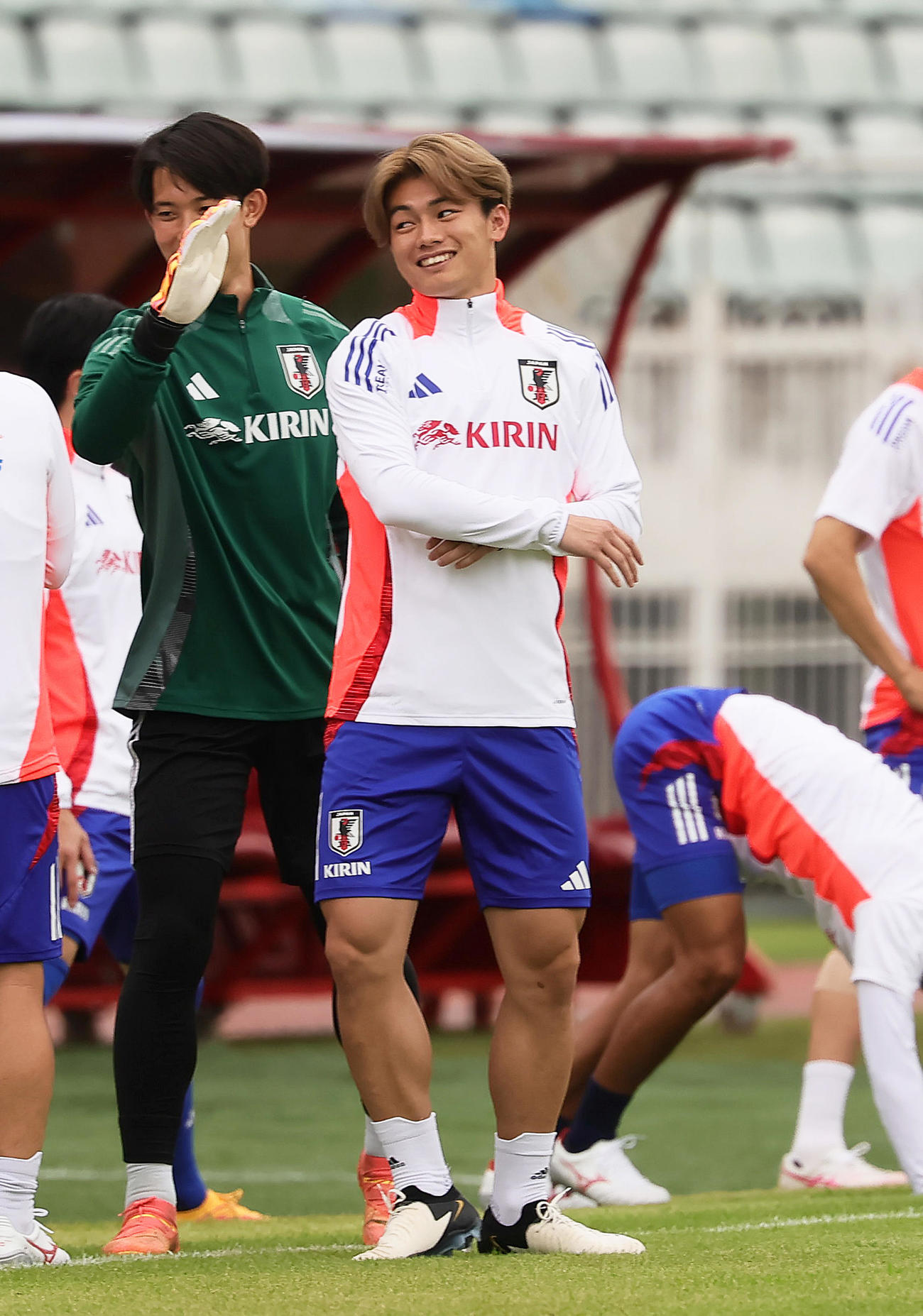 練習中、笑顔を見せる上田（撮影・足立雅史）