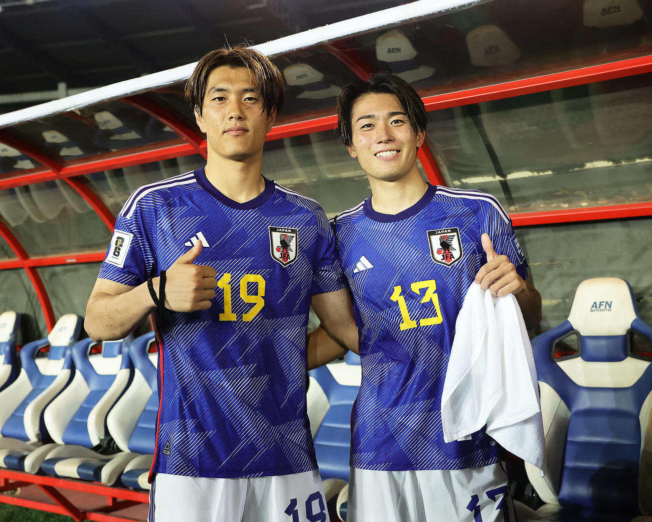 試合後、笑顔でポーズを決める小川（左）と中村（撮影・足立雅史）
