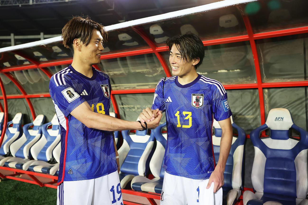 日本対ミャンマー　試合後、笑顔で握手を交わす小川（左）と中村（撮影・足立雅史）