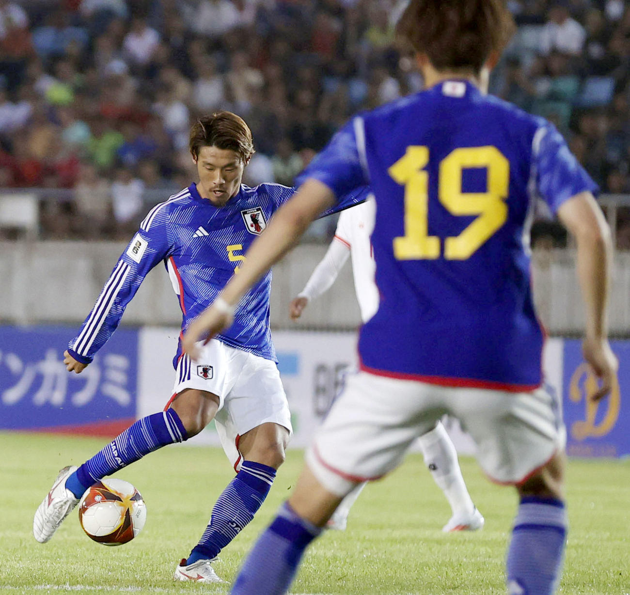 日本－ミャンマー　前半、シュートを放つ守田＝ヤンゴン（共同）