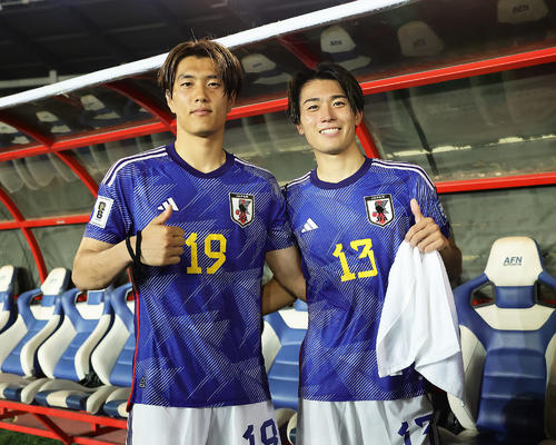 試合後、笑顔でポーズを決める小川（左）と中村（撮影・足立雅史）