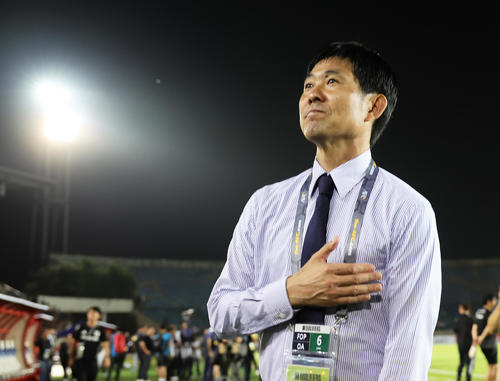 日本対ミャンマー　試合後、サポーターにあいさつする森保監督（撮影・足立雅史）