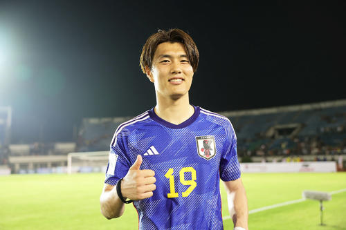 日本対ミャンマー　試合後、笑顔でサムズアップをする小川（撮影・足立雅史）