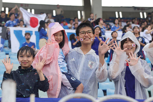 日本対ミャンマー　試合前、盛り上がる日本のサポーター（撮影・足立雅史）