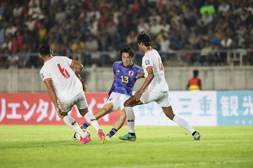 日本対ミャンマー　前半、右足で先制ゴールを決める中村（中央）（撮影・足立雅史）