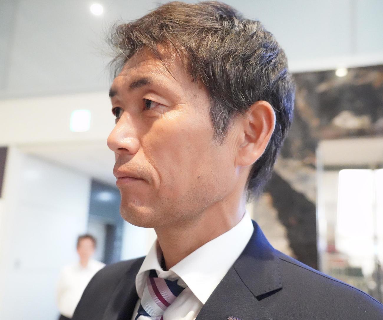 スペイン遠征後に空港取材に応じるサッカー女子日本代表なでしこジャパン池田太監督（撮影・佐藤成）