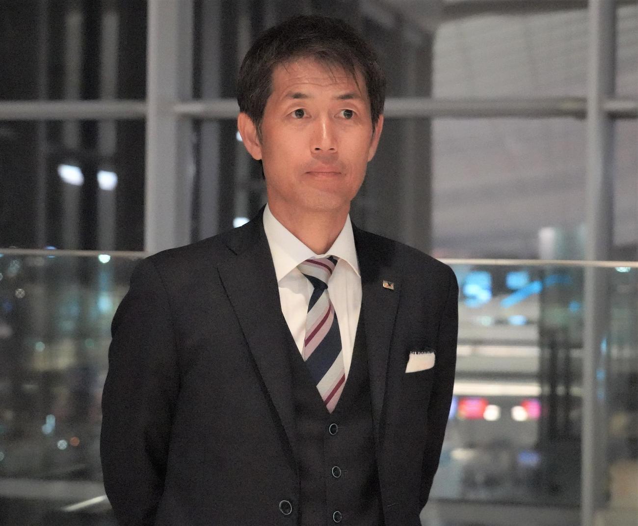 スペイン遠征後に空港取材に応じるサッカー女子日本代表なでしこジャパン池田太監督（撮影・佐藤成）