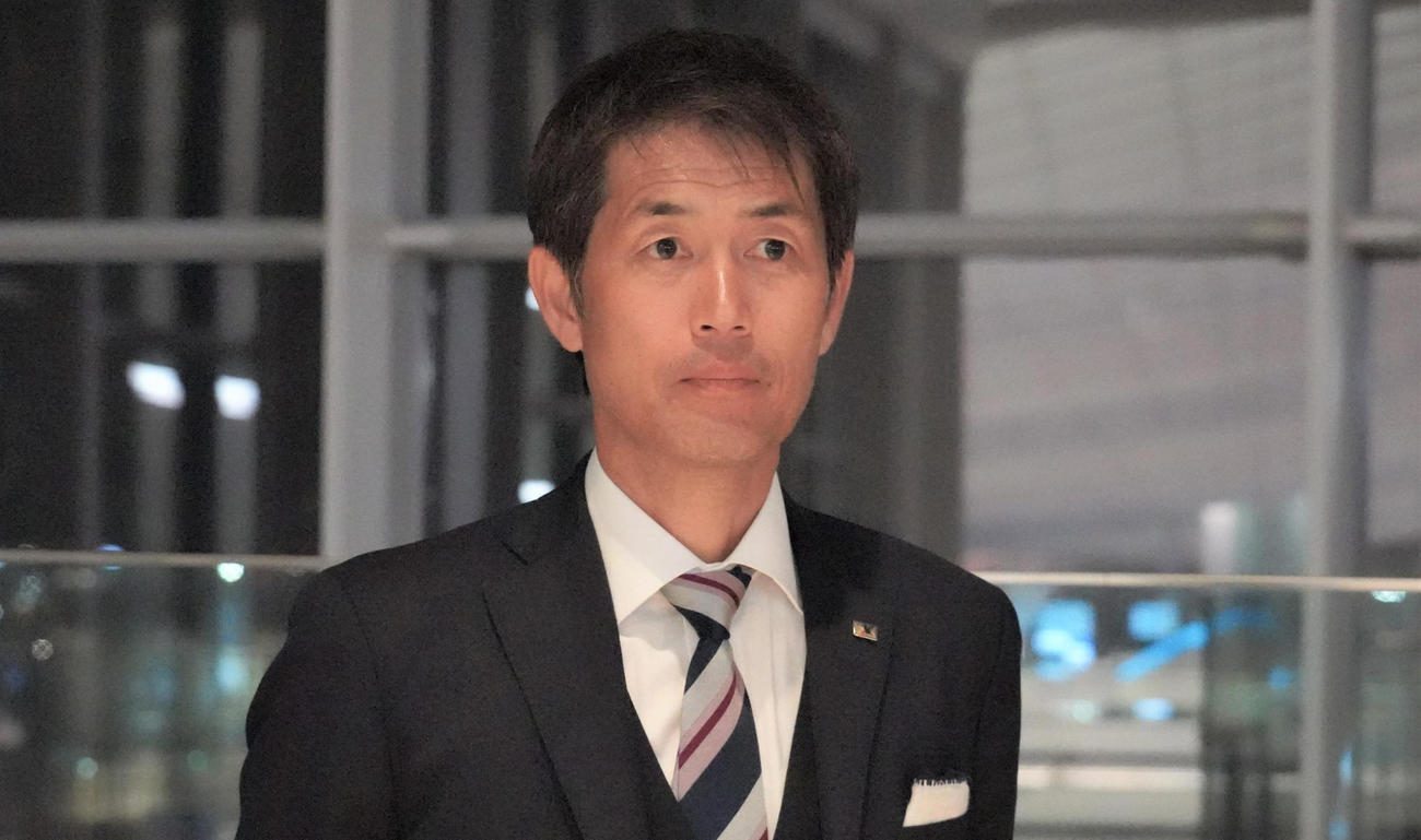 空港取材に応じるサッカー女子日本代表なでしこジャパン池田太監督（撮影・佐藤成）