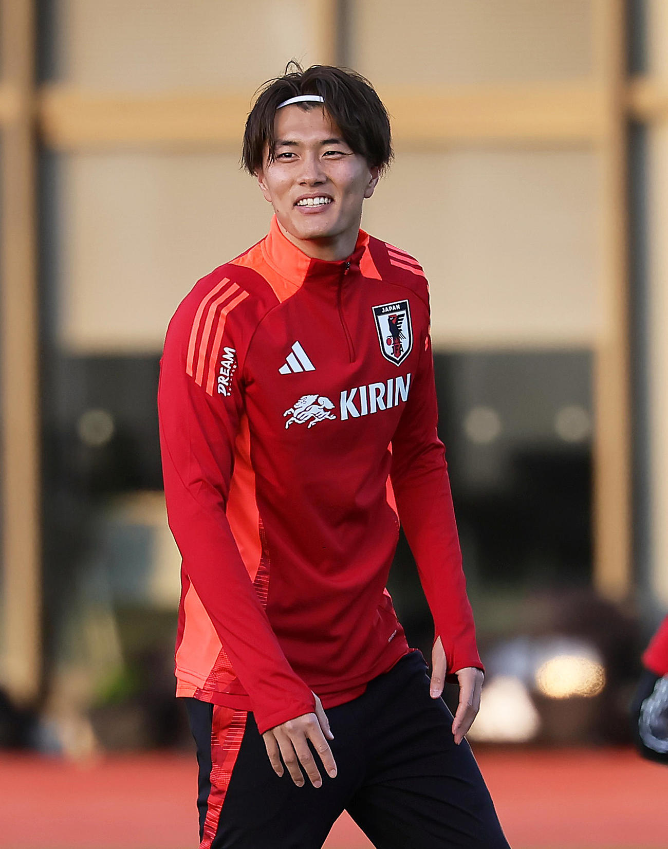 練習中、笑顔を見せる小川（2024年3月撮影）