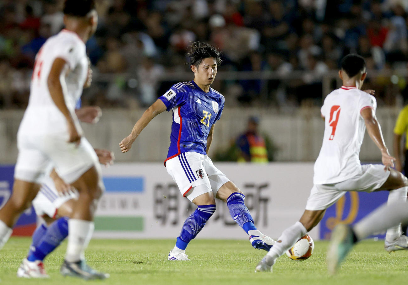 日本―ミャンマー　前半、パスを出す伊藤（中央）（共同）