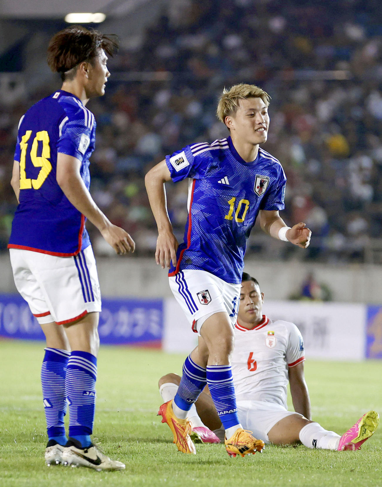 日本―ミャンマー　前半、チーム2点目のゴールを決め、駆け出す堂安（右）（共同）