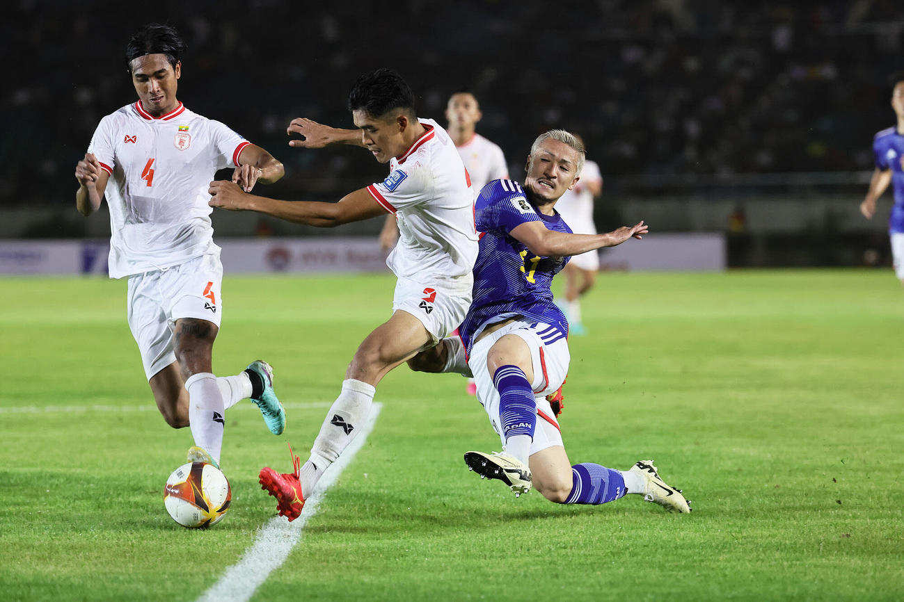 日本対ミャンマー　後半、攻め込む前田（右）（撮影・足立雅史）