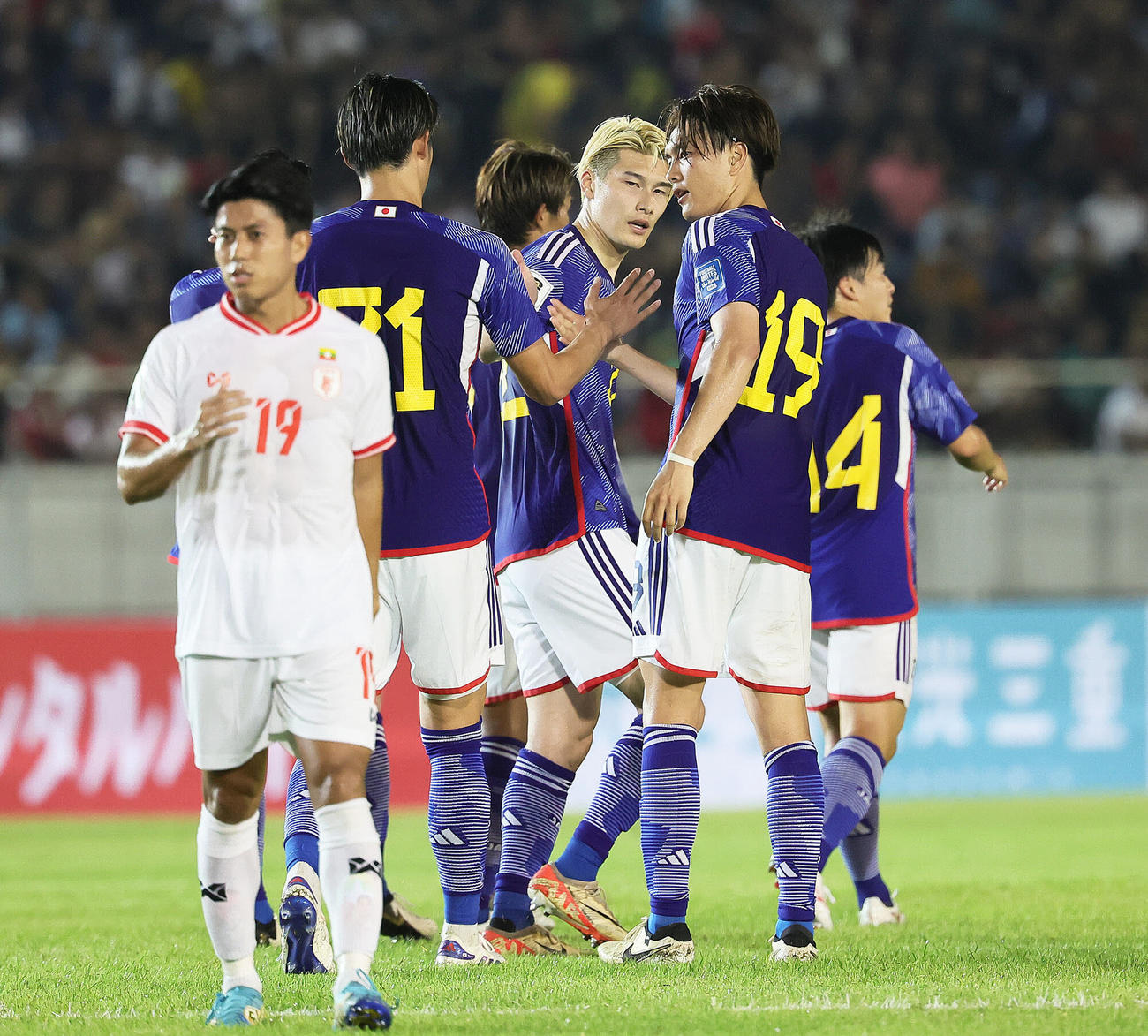 日本対ミャンマー　後半、ヘディングでゴールを決め伊藤（左）とタッチを交わす小川。中央は橋岡（撮影・足立雅史）