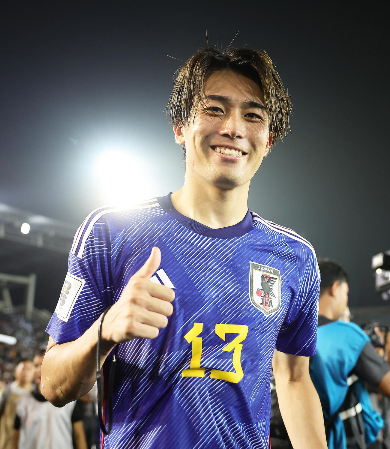 日本対ミャンマー　試合後、笑顔でポーズを決める中村（撮影・足立雅史）