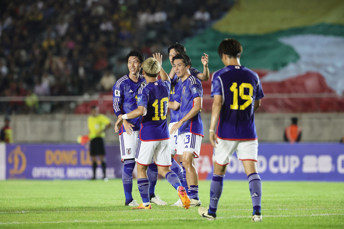 日本対ミャンマー　前半、先制ゴールを決めチームメートと喜ぶ中村（左から4人目）（撮影・足立雅史）