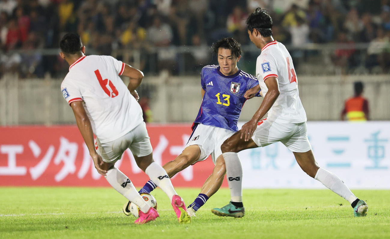 日本対ミャンマー　前半、右足で先制ゴールを決める中村（中央）（撮影・足立雅史）