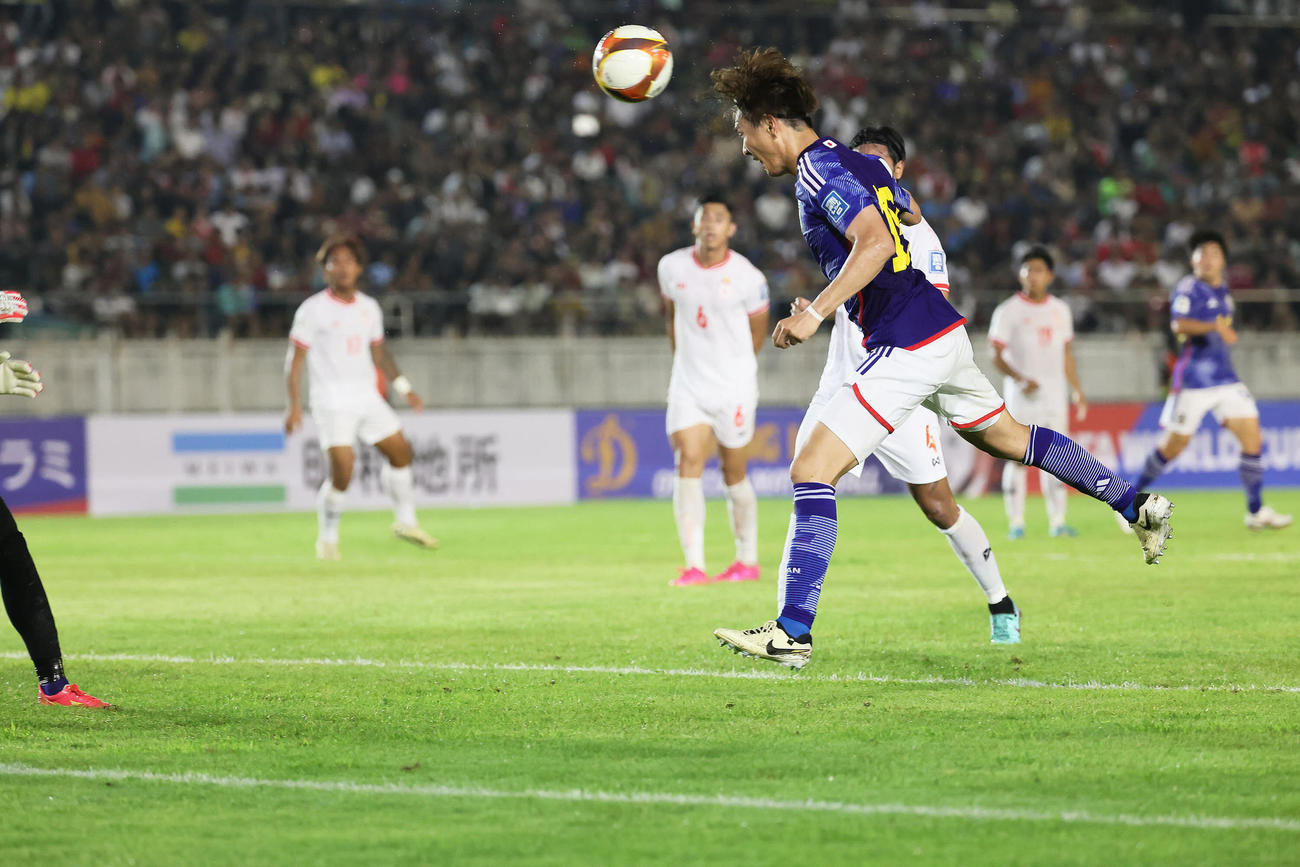 日本対ミャンマー　後半、ヘディングでゴールを決める小川（撮影・足立雅史）