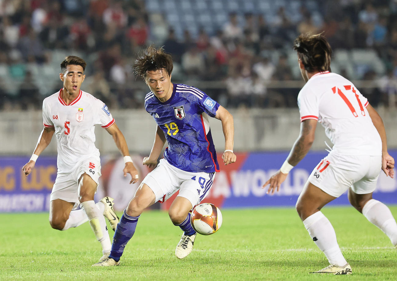 日本対ミャンマー　後半、攻め込む小川（中央）（撮影・足立雅史）