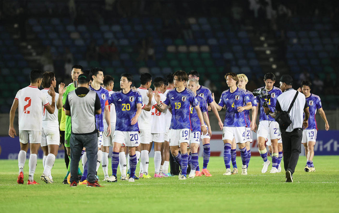 日本対ミャンマー　ミャンマーに快勝し、タッチを交わす小川（中央）ら（撮影・足立雅史）