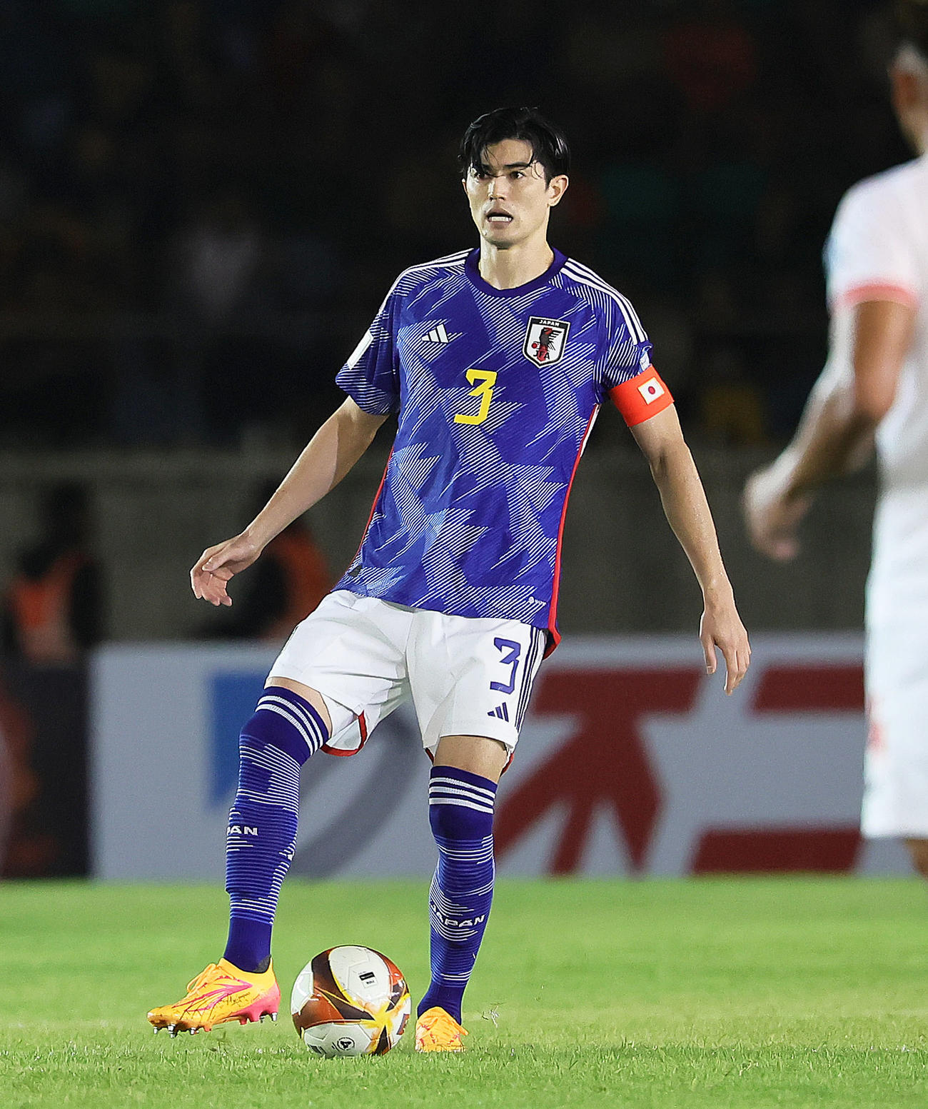 日本対ミャンマー　後半、ボールをキープする谷口（撮影・足立雅史）