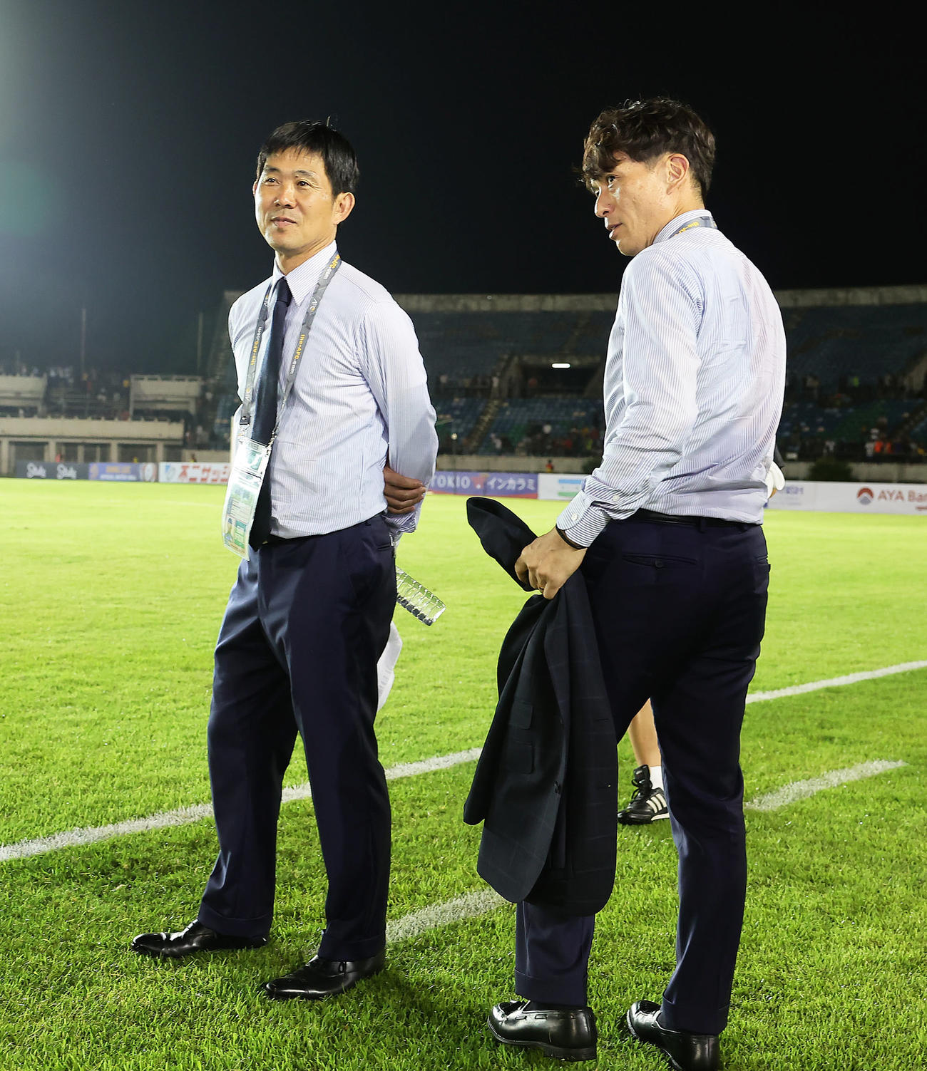 日本対ミャンマー　試合後に談笑する森保監督（左）と宮本会長（撮影・足立雅史）