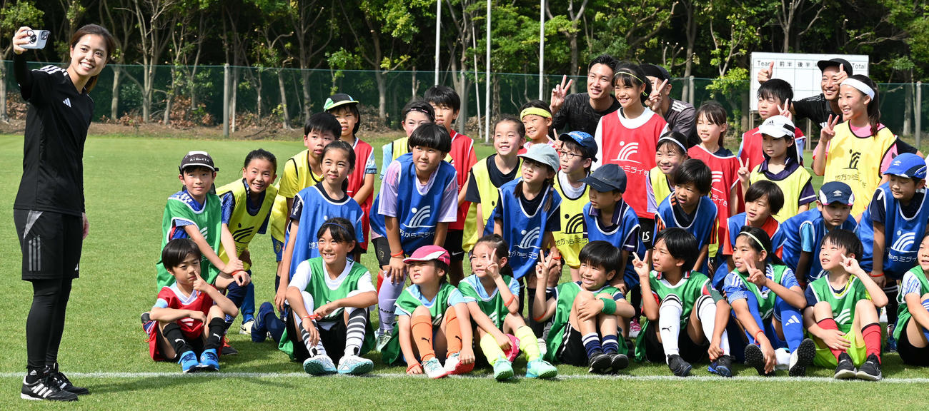 子どもたちと自撮りする長谷川（撮影・飯岡大暉）