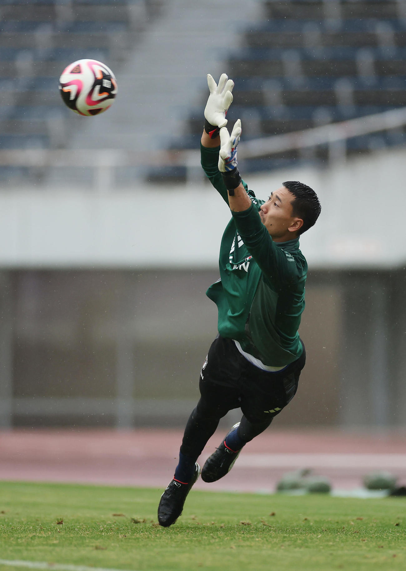 シュート練習でセーブするGK前川（撮影・前田充）