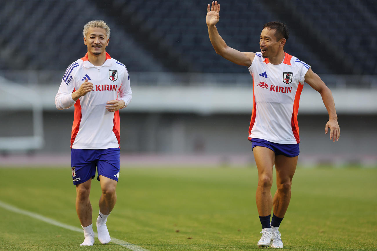 練習を終えスタンドのファンに手を振る長友。左は前田（撮影・前田充）